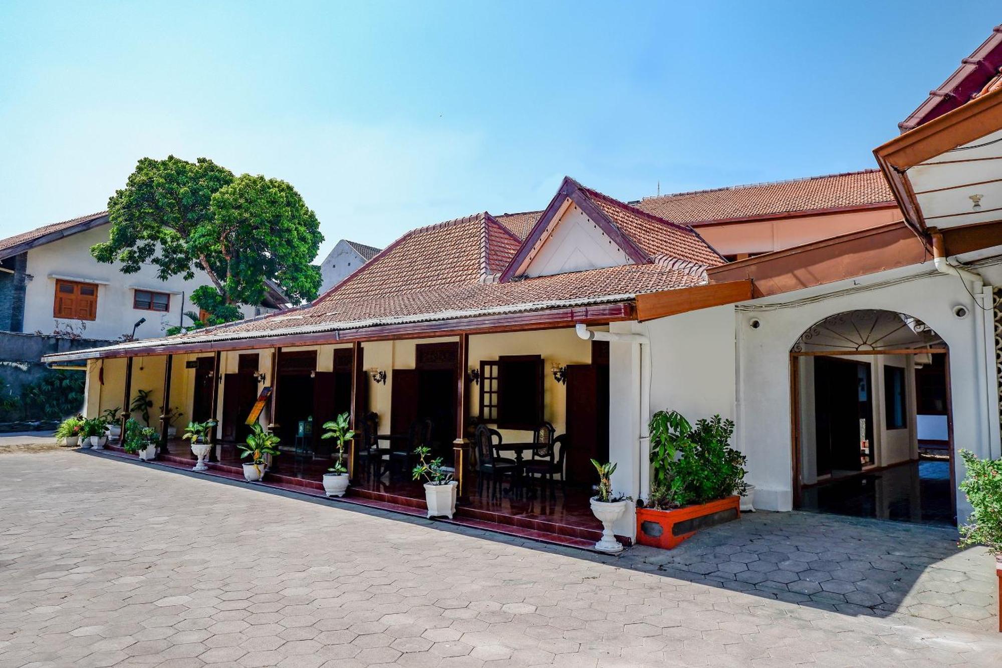 Super Oyo Capital O 1644 Hotel Griya Kencana Solo Exteriör bild